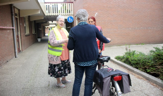 Simone Leentvaar (links) en Serena Rodenburg spreken fietsers aan. (foto en tekst: Erik van Leeuwen)