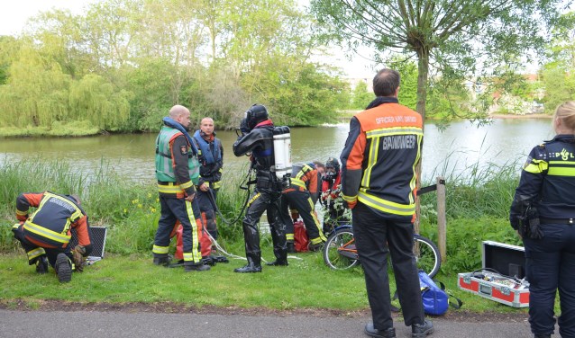 De hulpdiensten werden gealarmeerd nadat een kinderfietsje aan de zijkant van het water was aangetroffen. (foto: Rob de Jong/112hm.nl)