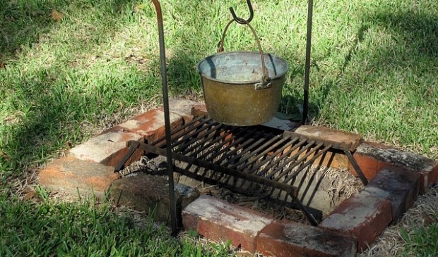 Buiten koken kan op veel manieren. (foto: Beverly Mixon via Pixabay)