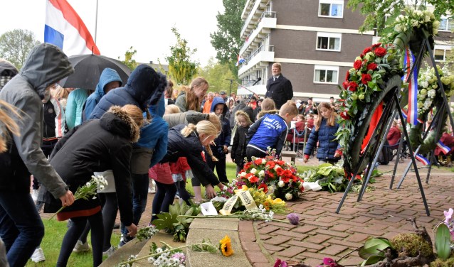 Bloemen werden bij het herdenkingsmonument neergelegd door leerlingen van het Coenecoop College. (foto en tekst: David Zandbergen)