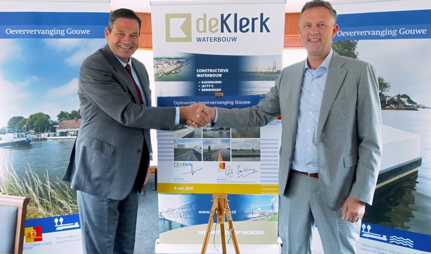 Gedeputeerde van de provincie Rik Janssen (links) en Arie Schaap, directeur van De Klerk Waterbouw (rechts) die de werkzaamheden uitvoerde. (foto: Provincie Zuid-Holland)