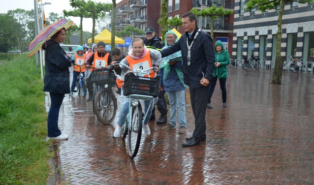 Roos Appel krijgt een zetje van de burgemeester bij de start van de verkeersproef. (foto: Nicole Lamers)