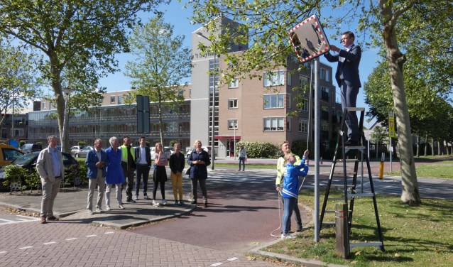 Dewi Mastop assisteerde burgemeester Evert Jan Nieuwenhuis bij het plaatsen van de verkeersspiegel.