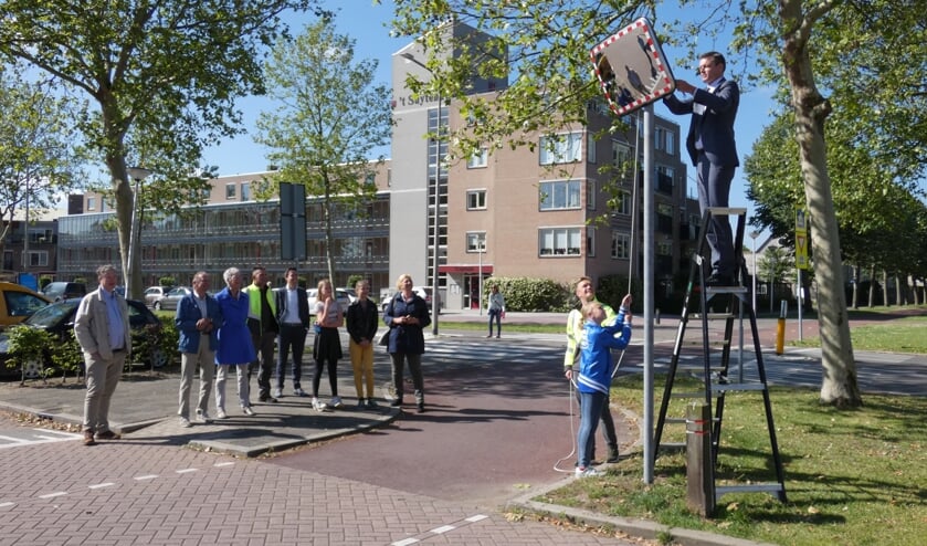 Dewi Mastop assisteerde burgemeester Evert Jan Nieuwenhuis bij het plaatsen van de verkeersspiegel.