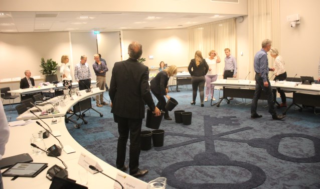 Noodgedwongen moest de vergadering op 5 juni in de raadzaal even stilgelegd worden. (foto: Erik van Leeuwen)