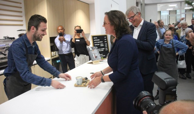 De eerste koffie van de door de cliënten van ASVZ bemande cappuccinobar was voor staatssecretaris Tamara van Ark. (foto en tekst: Erik van Leeuwen)