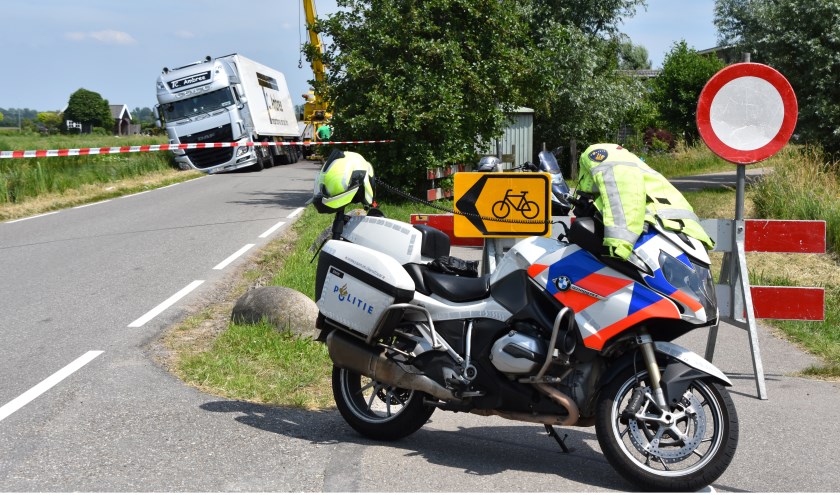 Aan de Zwarteweg belandde een vrachtwagen in de berm. (Foto: Rens den Oude/112hm.nl)