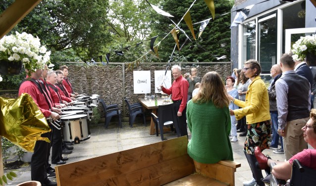 Met een cadeaubon van de gemeente kan de herinrichting van de tuin verder worden aangepakt.