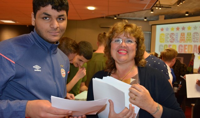Achraf Taouil krijgt zijn cijferlijst op het Coenecoop College inWaddinxveen uitgereikt. (Foto en tekst: Ruud Groot)