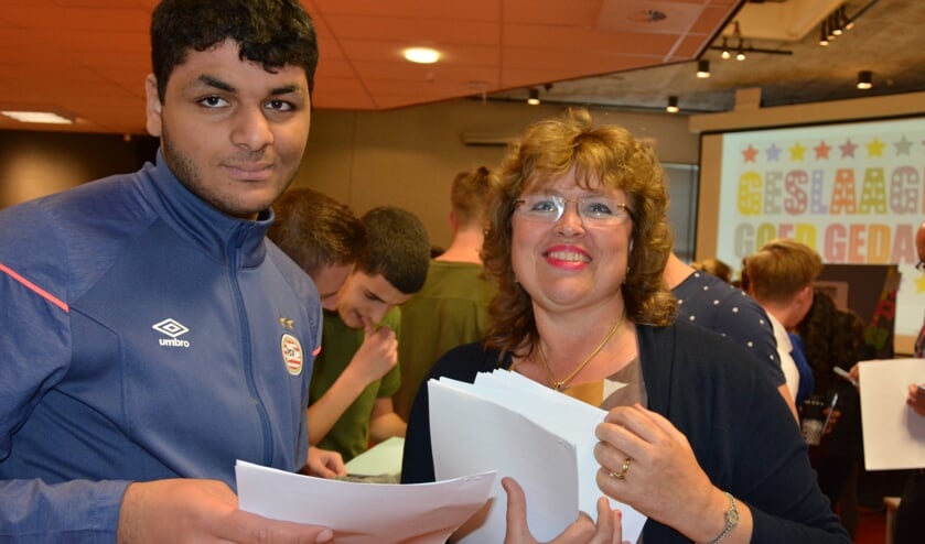 Achraf Taouil krijgt zijn cijferlijst op het Coenecoop College inWaddinxveen uitgereikt. (Foto en tekst: Ruud Groot)