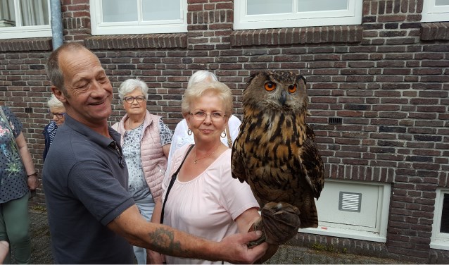 Met een beschermende handschoen aan gingen veel senioren op de foto met één van de roofvogels. (foto: pr)