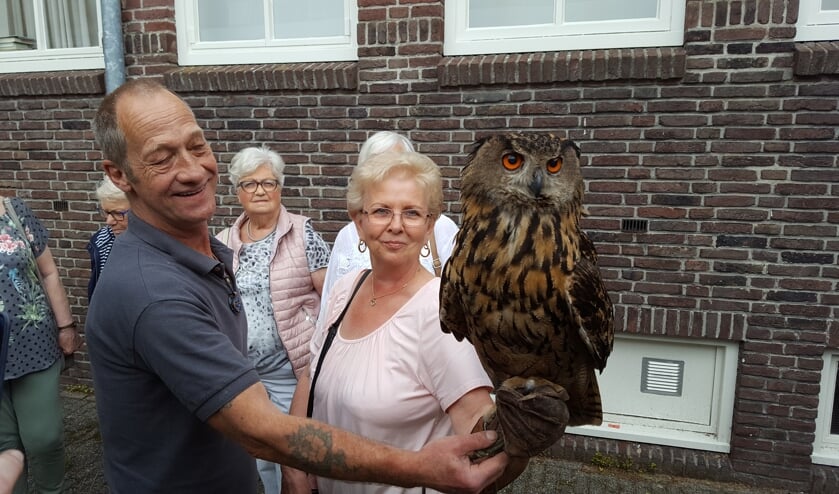 Met een beschermende handschoen aan gingen veel senioren op de foto met één van de roofvogels. (foto: pr)
