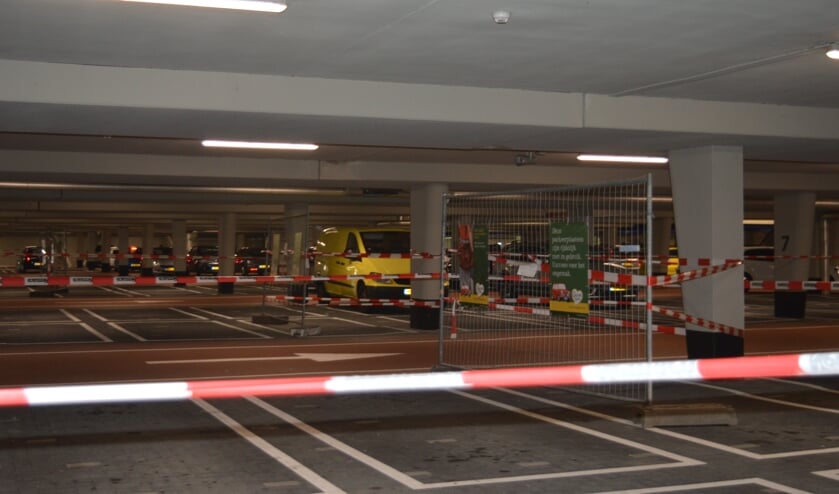Delen van de parkeergarage zijn nog afgezet voor herstelwerkzaamheden. (foto: Nicole Lamers)