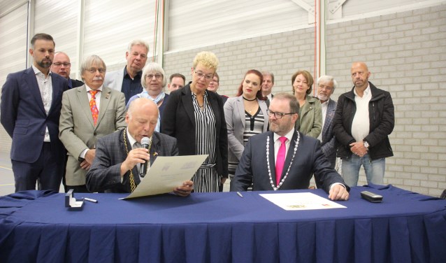 Burgemeesters Brombach en Stoop ondertekenden in de Parkzoomhal een oorkonde.