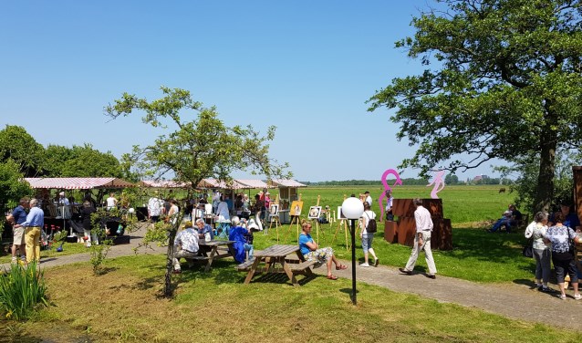 De Beeldentuin ligt tussen de werkhaven in Ver-Hitland aan de Hollandsche IJssel en Park Hitland.