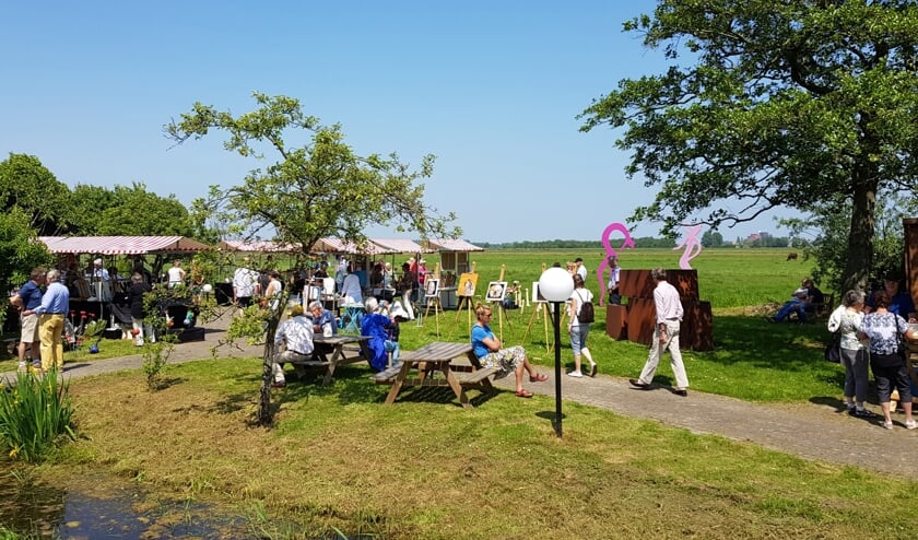 De Beeldentuin ligt tussen de werkhaven in Ver-Hitland aan de Hollandsche IJssel en Park Hitland.