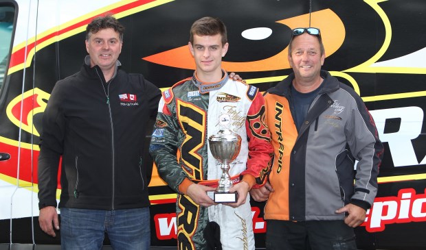 Jordy van Eijk met links vader en monteur Peter en rechts teambaas Richard Blom. (foto: RaceXpress.nl)