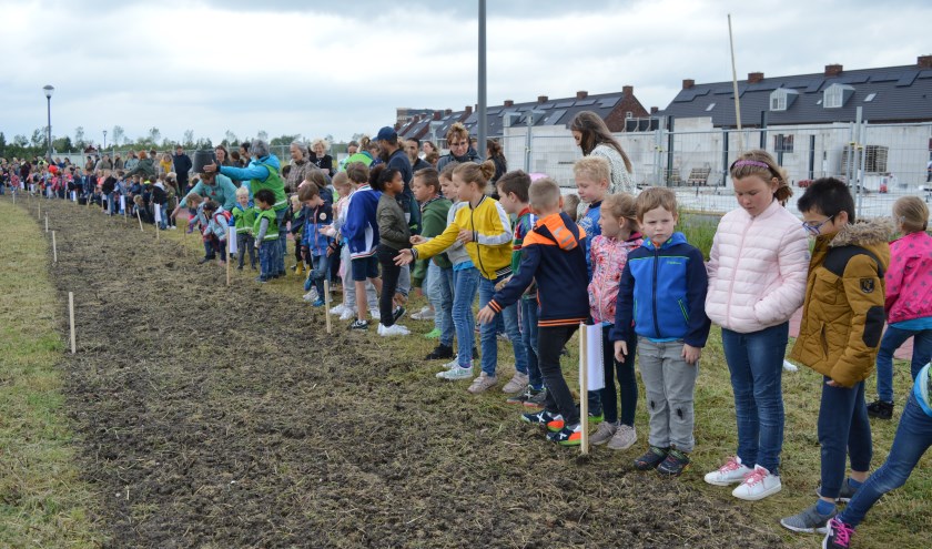 De leerlingen mochten de bloemzaadjes uitstrooien. (Foto en tekst: Nicole Lamers)