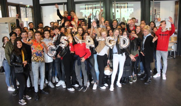 63 van de 66 kandidaten zijn geslaagd: feest op het Comenius. (foto en tekst: Erik van Leeuwen)