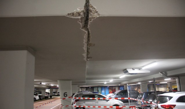Door wrijving zijn grote scheuren ontstaan in het dak van de parkeergarage. (Foto: Erik van Leeuwen)