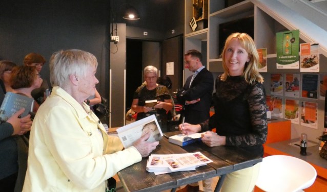Simone van der Vlugt hield na afloop een signeersessie. (foto en tekst: Annette van den Berg)