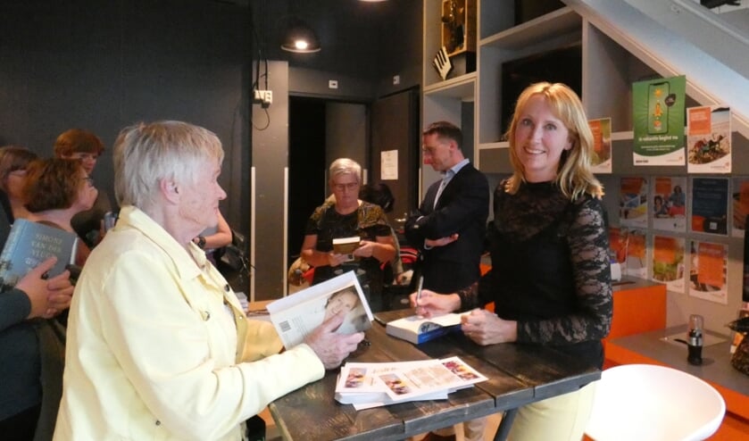 Simone van der Vlugt hield na afloop een signeersessie. (foto en tekst: Annette van den Berg)