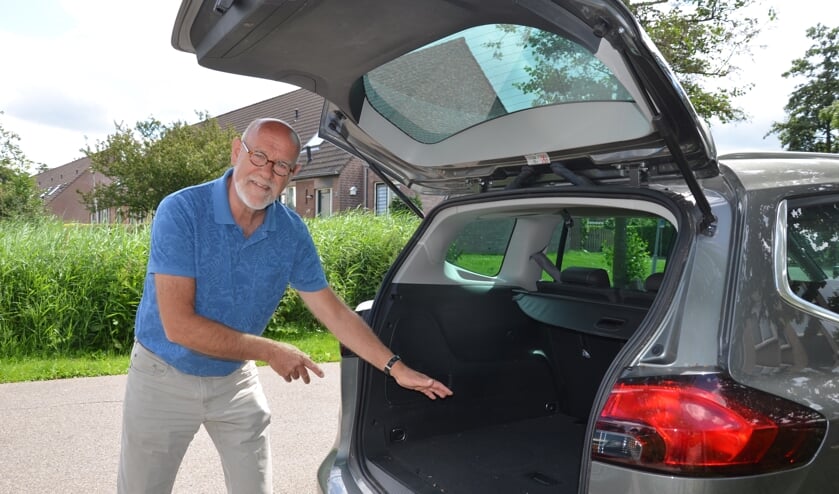 Met eigen auto's trekken Peter Alkemade en zijn collega's er met de gasten een paar keer per jaar op uit.