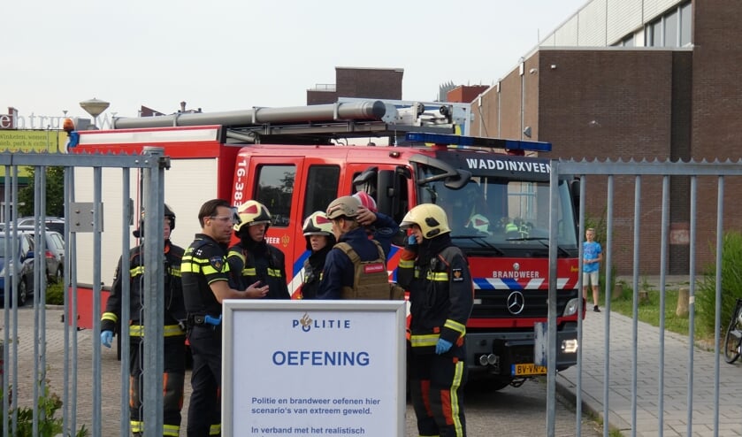 De organisatie waarschuwt via een bord voor de (nep) schoten die gelost worden. (Annette van den Berg)