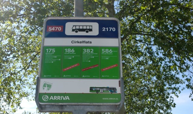 Kleine rode stickers maken duidelijk dat het busvervoer in Waddinxveen verandert. (Foto: Annette van den Berg)