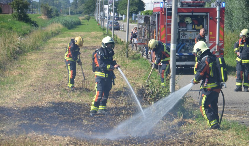 De brandweer rukte deze week twee keer uit voor een bermbrand op bedrijventerrein Coenecoop. (foto: Rob de Jong/112hm.nl)