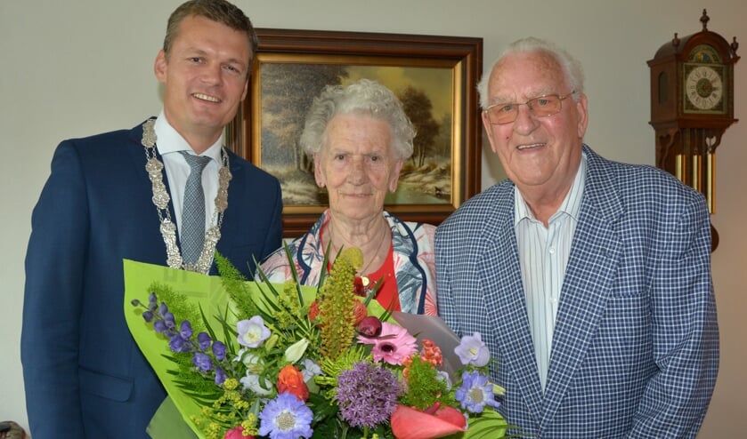 Kaartkoppel Goike en Dora krijgen burgemeester Nieuwenhuis op bezoek bij hun diamanten huwelijk.