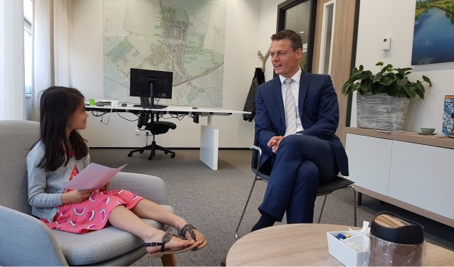 Lisa vroeg burgemeester Nieuwenhuis om meer te doen voor de bijen en insecten in Waddinxveen.