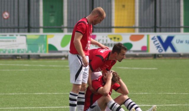 Luke Schaaf, Jos Pieter Hordijk en Luuk Gritter zoeken troost bij elkaar. (foto en tekst: Erik van Leeuwen)