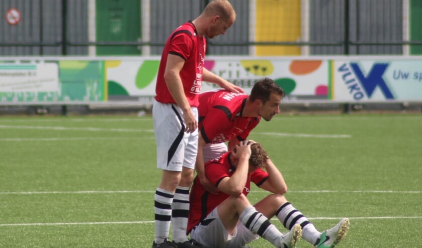 Luke Schaaf, Jos Pieter Hordijk en Luuk Gritter zoeken troost bij elkaar. (foto en tekst: Erik van Leeuwen)
