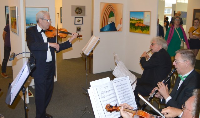 Salonorkest Pistache speelde tussen de kunstwerken in de verlaten Rehobothschool. (foto en tekst: Paul Meester)