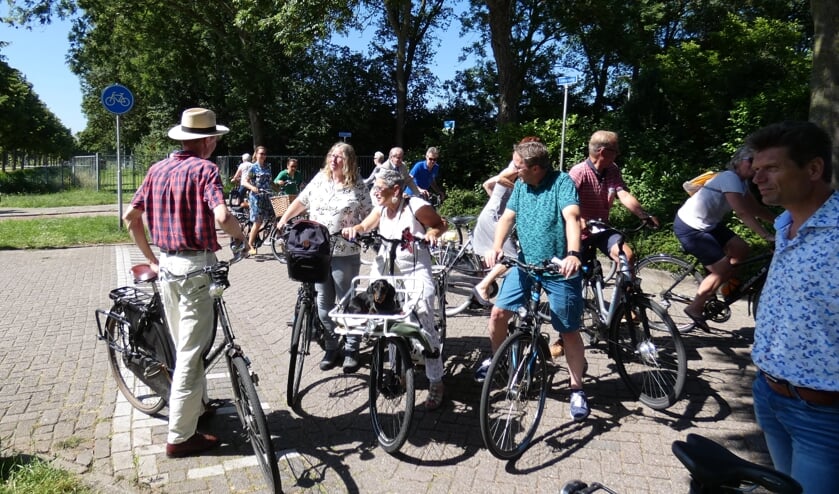 De fietsers discussiëren op de Limaweg over de verkeersveiligheid. (foto en tekst: Annette van den Berg)