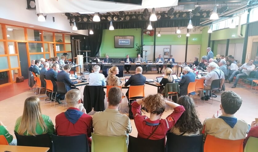 Tevredenheid bij de scouts op de tribune tijdens de raadsvergadering in het Thorbecke.