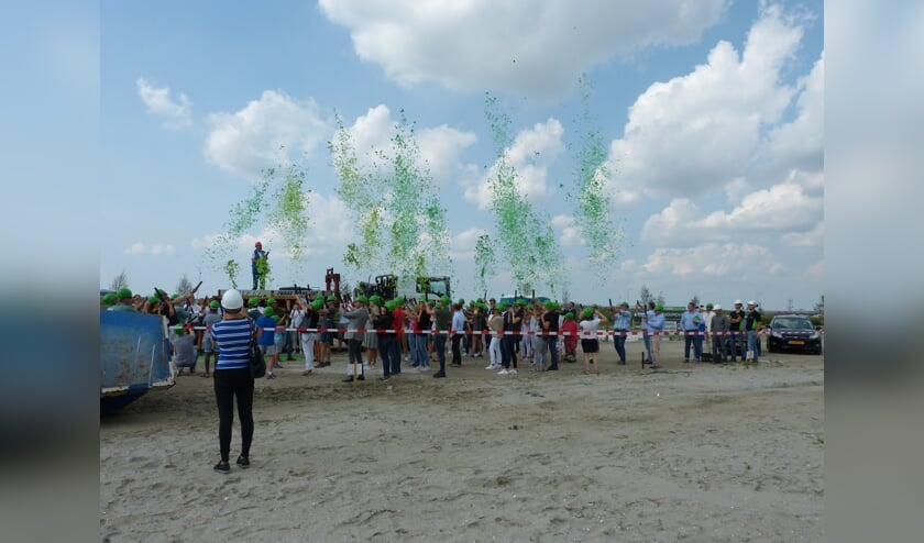 Twee toekomstige bewoners sloegen de symbolische eerste paal. (foto: pr)