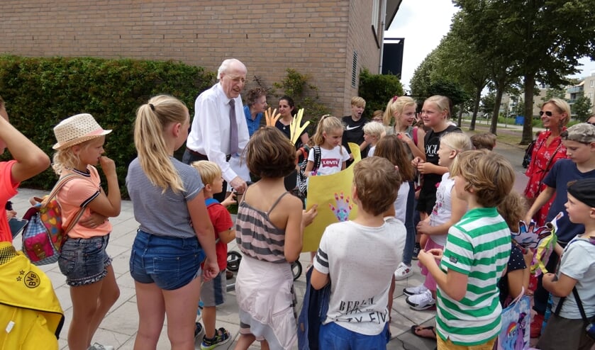 Opa Zwaai moet het 6 weken zonder de kinderen stellen. Daarom werd hij net voor vakantie door hen verwend. (foto en tekst: Annette van den Berg)