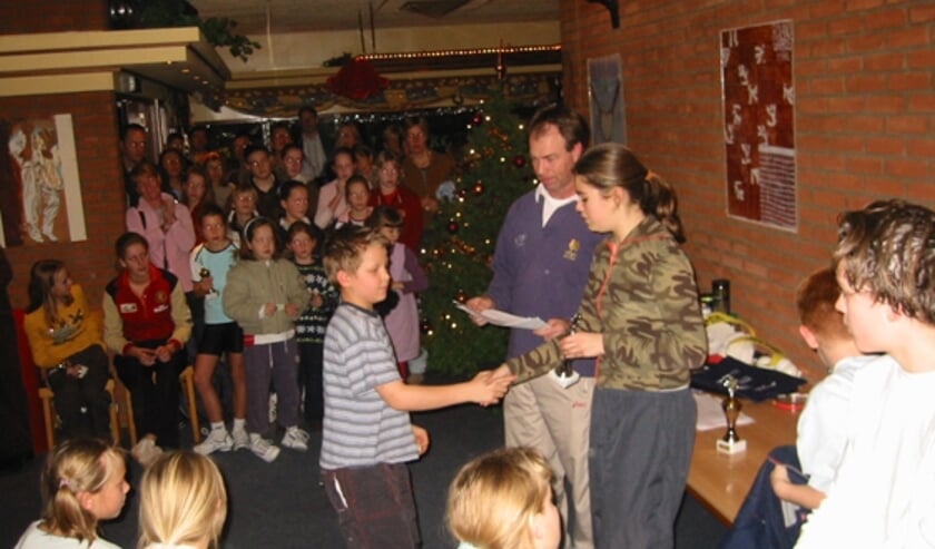 Een volgepakte kantine tijdens een kersttoernooi voor de jeugd in vroeger tijden. (foto:pr)