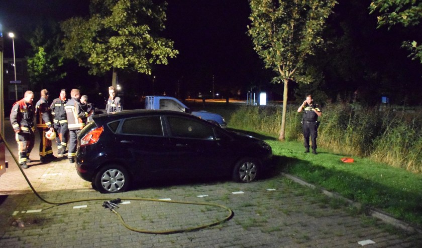 Aan de Eksterdreef werd een brandende auto aangetroffen. (foto: AS Media)