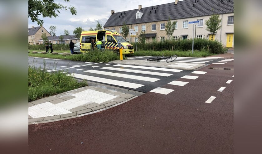 De aangereden fietser is door de ambulance naar het ziekenhuis gebracht. (foto: 112hm.nl)