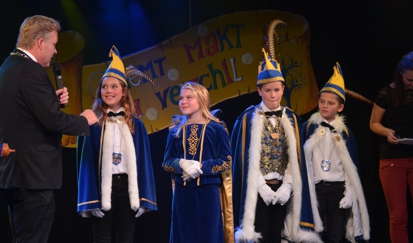 Van links naar rechts: Burgemeester Mark Buijs, Adjudant Mirte Franken, Jeugdprinses Sennie, Adjudant Bart Roovers en Jeugdprins Jenske. (Foto: Jan van der Steen) | Fotonummer: 7e0225