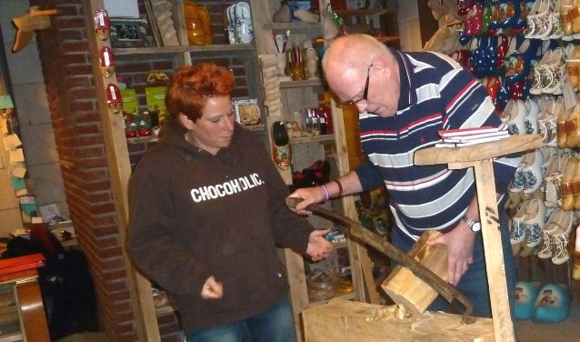 Cursist Ben Smeltink uit Liempde (r.) aan de slag met het handmatig klompen maken o.l.v. Nicole van Aarle. (Foto: Streekfonds Het Groene Woud) | Fotonummer: 1cb0b2