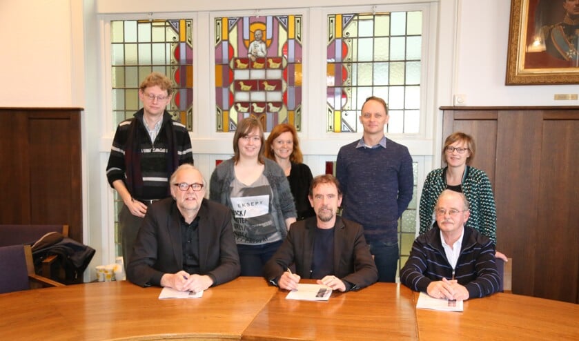 Het team, met vertegenwoordigers van de gemeente, Woonstichting Sint Joseph en de HuurdersBelangenVereniging, dat de ondertekening van de overeenkomst mogelijk maakte. (Foto: Sander van Kasteren) | Fotonummer: 5f74c0