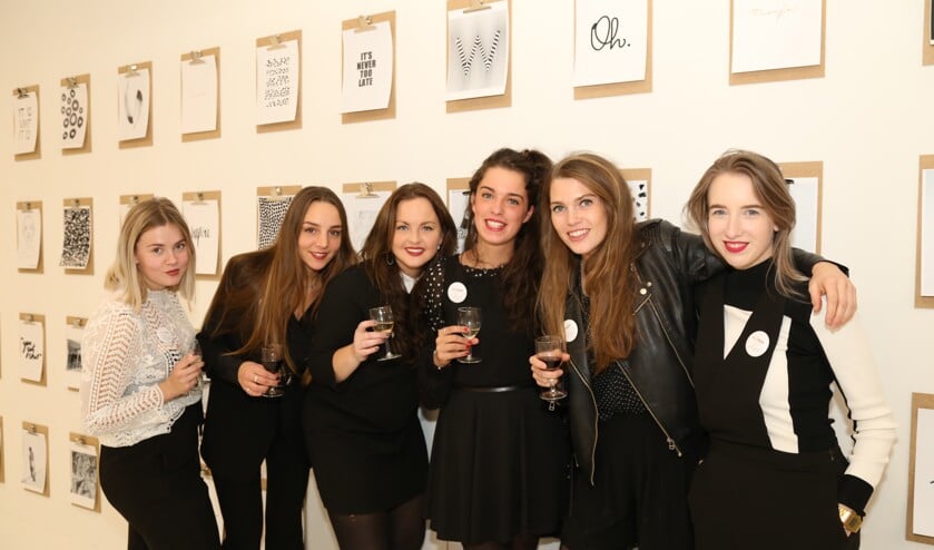 De eerste groep studenten die intrekt in YourStory. Van links naar rechts: Janne, Jenneke, Laura, Lucca, Mandy, Juliëtte. (Foto: Sander van Kasteren) | Fotonummer: f400c6