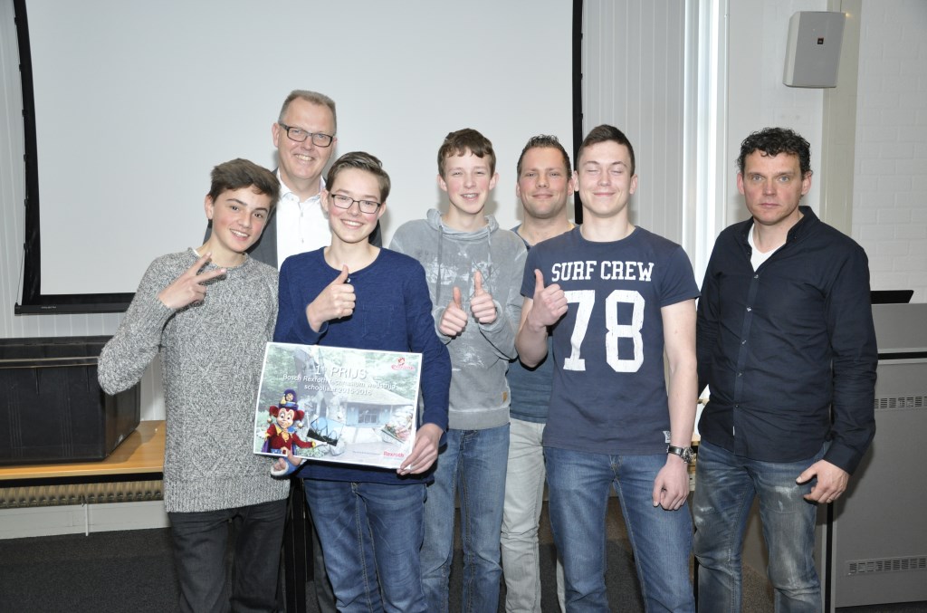 De winnaars samen met hun leraar en een aantal juryleden van Bosch Rexroth. | Fotonummer: f5ebea