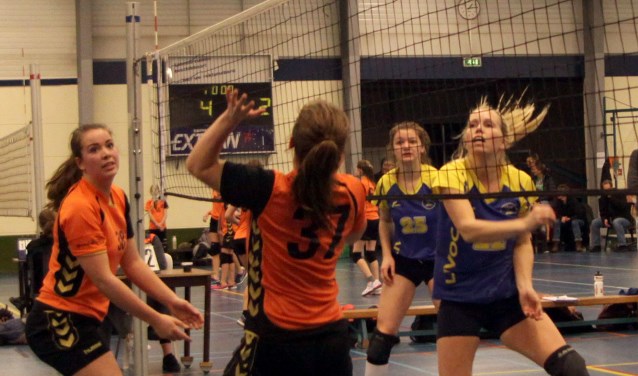 "Bosma bereidt een set-up voor terwijl aanvalster Steenbakkers al anticipeert op een mogelijke aanval op mid" | Fotonummer: aabc4f