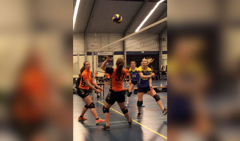 "Bosma bereidt een set-up voor terwijl aanvalster Steenbakkers al anticipeert op een mogelijke aanval op mid" | Fotonummer: aabc4f
