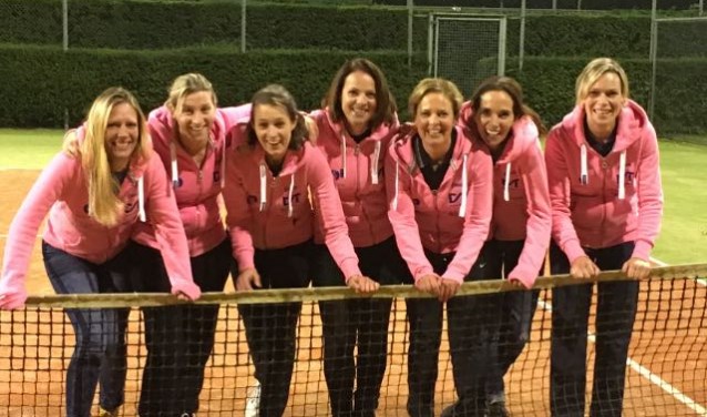 Het kampioensteam van de damesdubbel. Met van links naar rechts: Geeske, Jessie, Liesbeth, Iris, Cristel, Marieke en Anne-Marieke. Afwezig: Diana, Esther, Ingrid en Danielle. | Fotonummer: 38bded